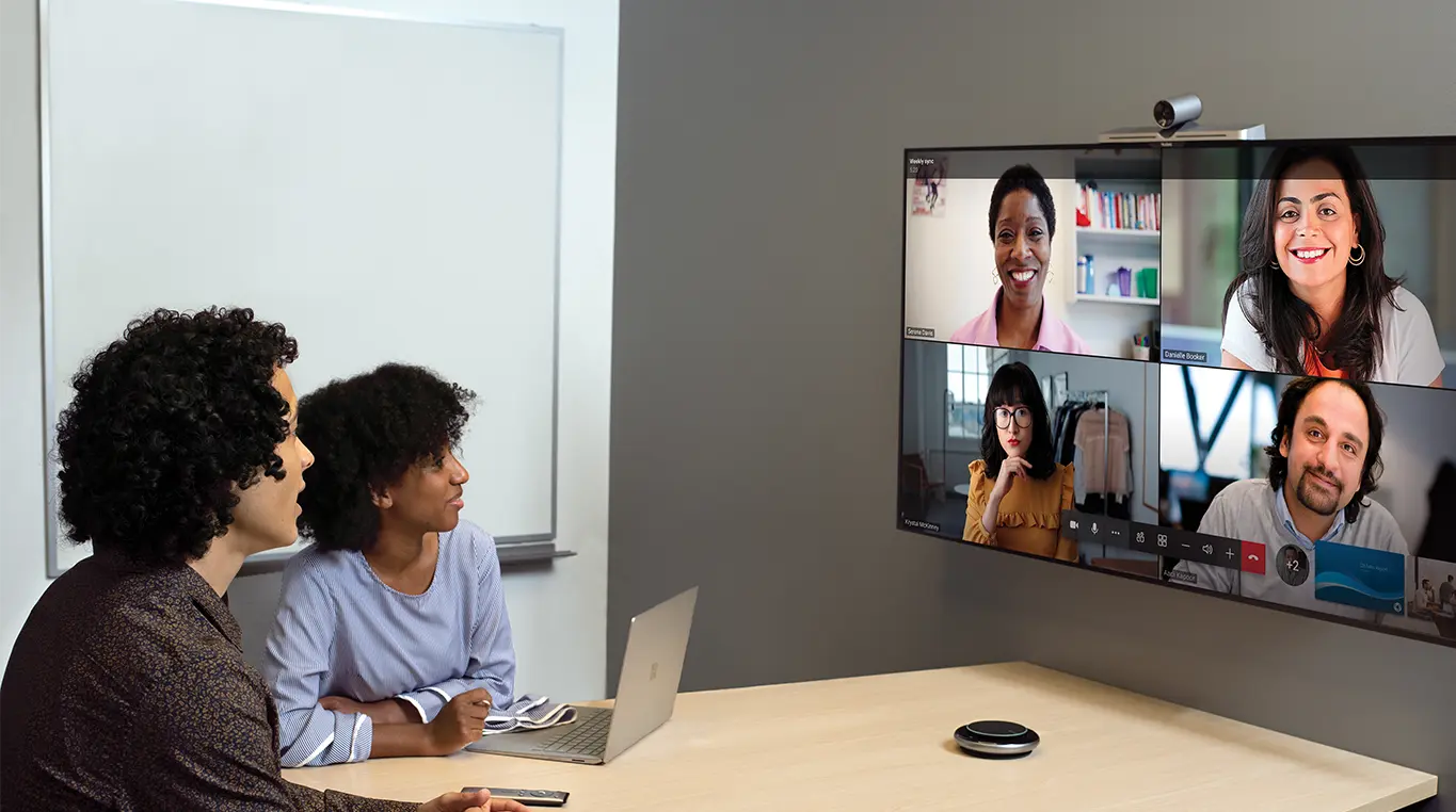 Trabajo híbrido: Participantes reunidos con la plataforma Microsoft Teams Rooms