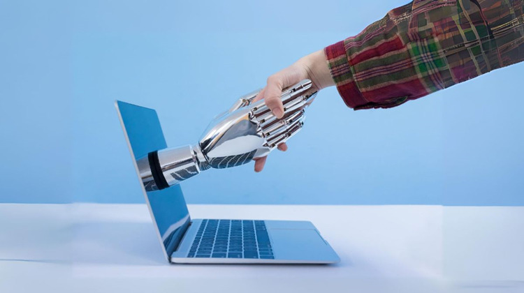 Microsoft AI. Mano robótica y humana juntas