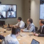 Sala de conferencia en banca moderna dise&ntilde;ada con tecnolog&iacute;a de colaboraci&oacute;n Newtech