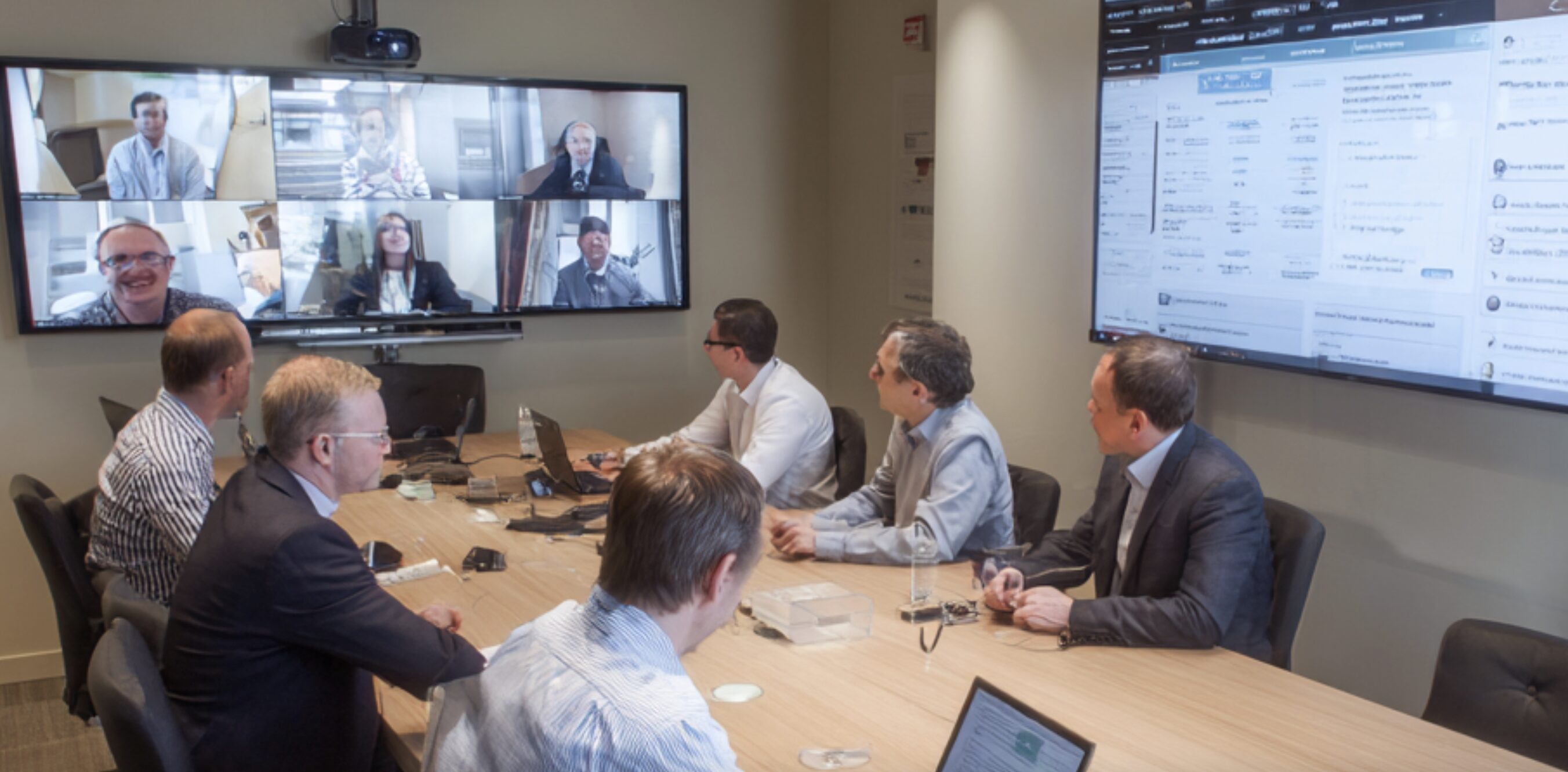 Sala de conferencia en banca moderna diseñada con tecnología de colaboración Newtech
